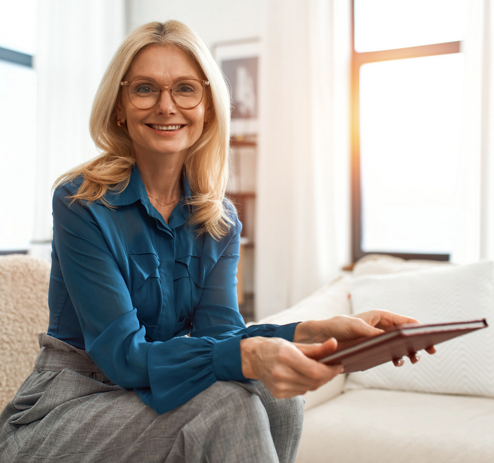 Une femme blonde à lunette spécialiste de la confiance en soi