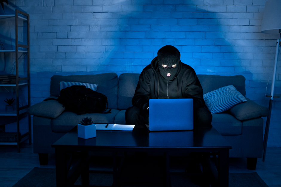 image représentant une personne cometant un acte malveillant en ligne