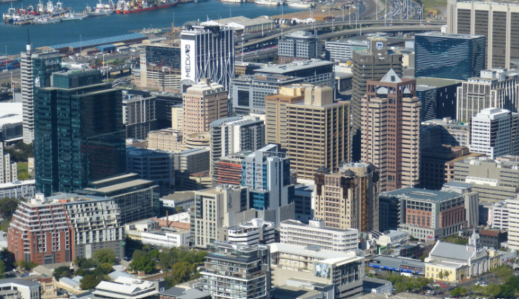 Un-fumeur-qui-casse-un-cigarette.