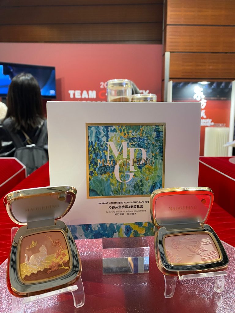 <img src="florasis_salon.jpg" alt="">