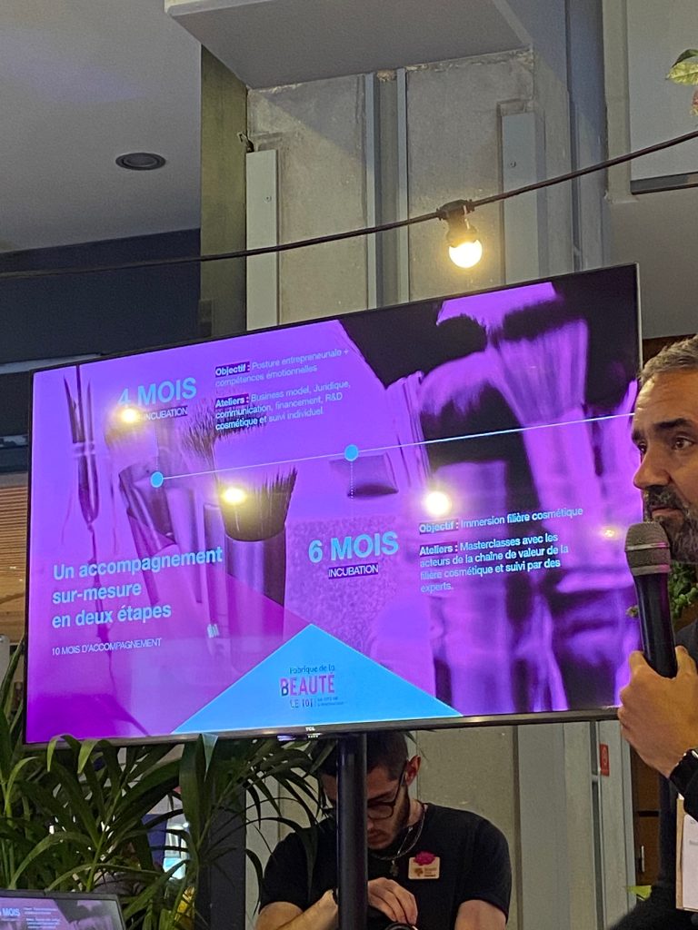 <img src="salon_fabrique_beaute.jpg" alt="">