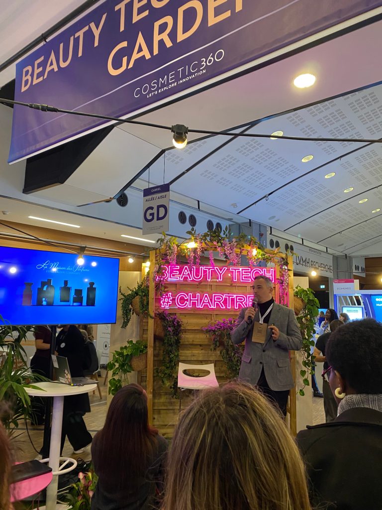 <img src="salon_estee_lauder.jpg" alt="">